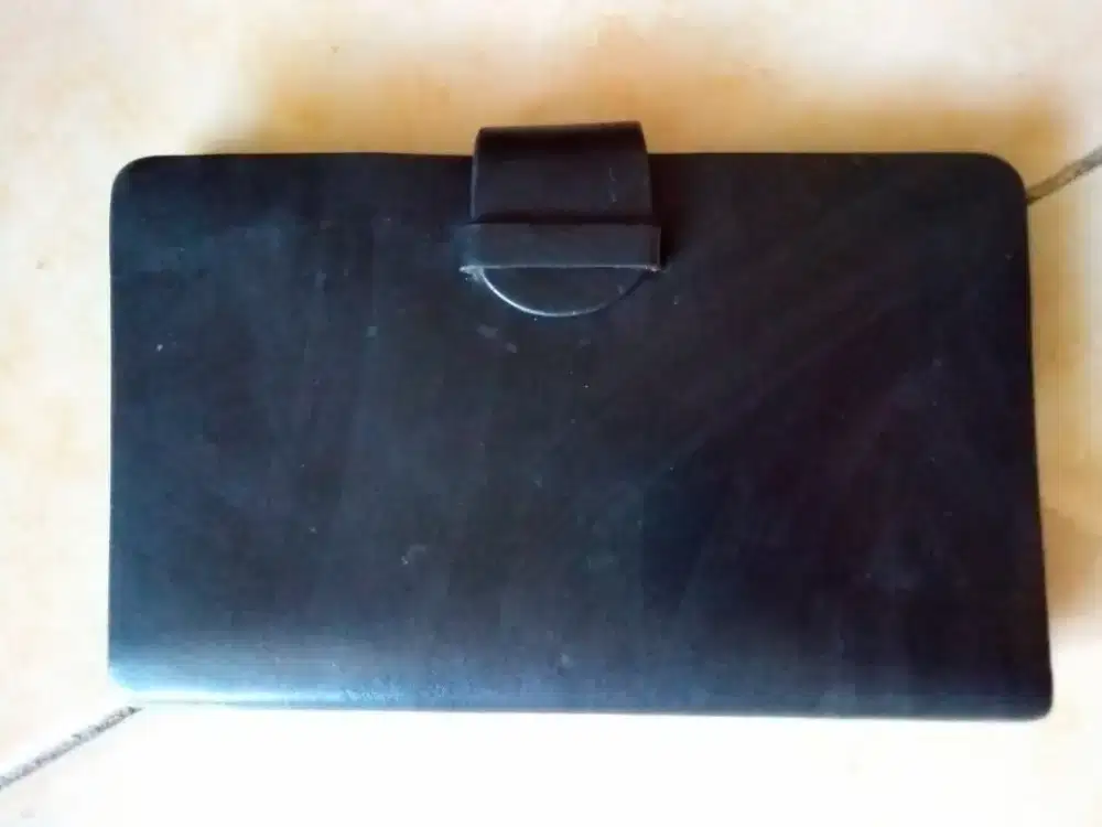 Dompet kulit asli dan bukan bajakan.