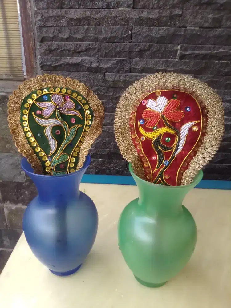 2 Pot bunga dan 2 kipas bludru, nego