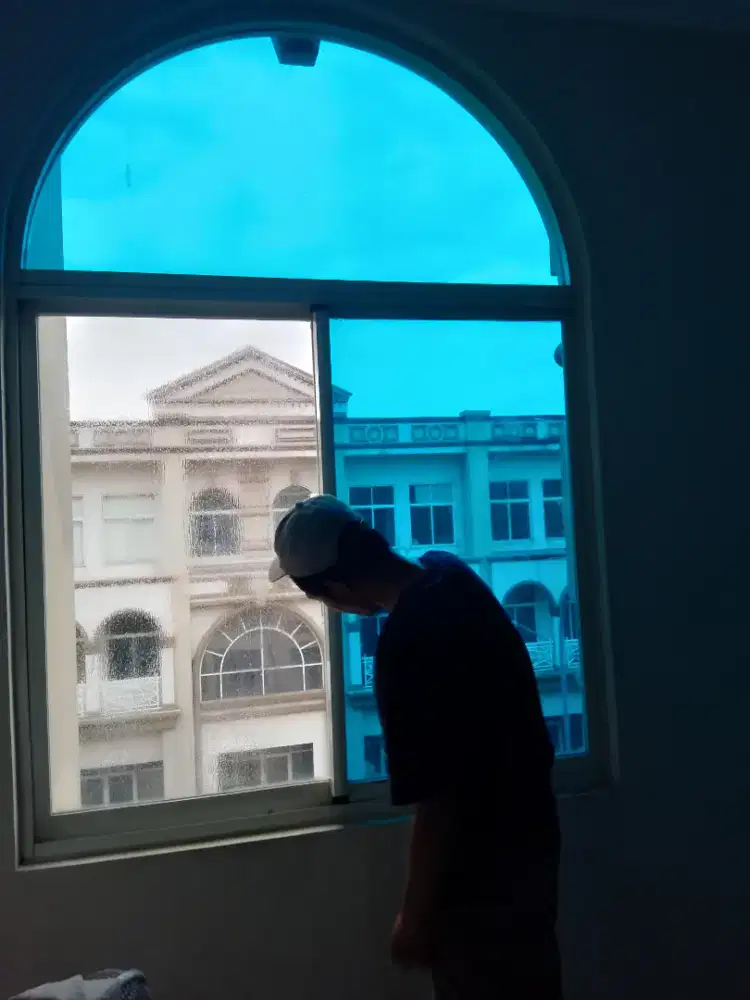 Jasa pemasangan Stiker Kaca_Kaca Film Gedung/Rumah