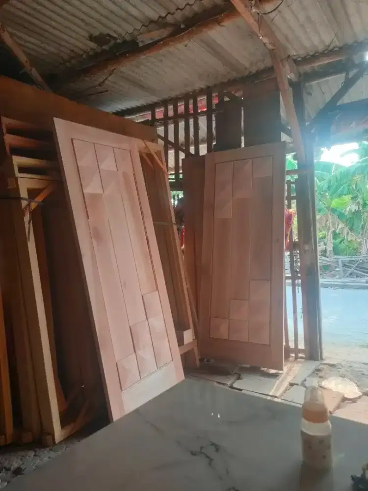 Pintu kayu mahoni