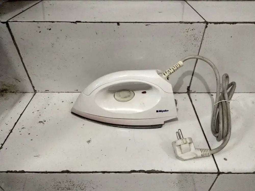Setrika Listrik Merk Miyako Tipe EI-1009 M