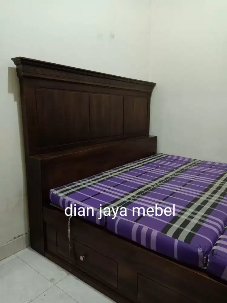 Dipan tempat tidur jati