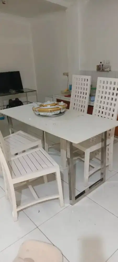 Meja makan dan 4 kursi