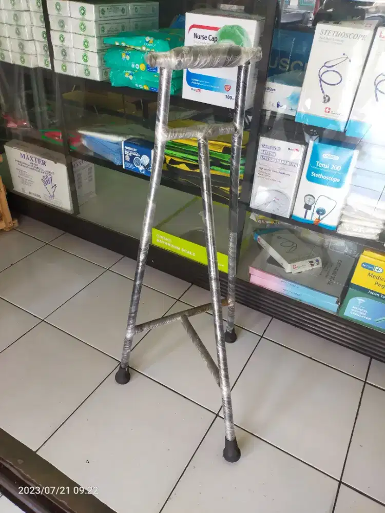 Tripod alat bantu jalan tongkat