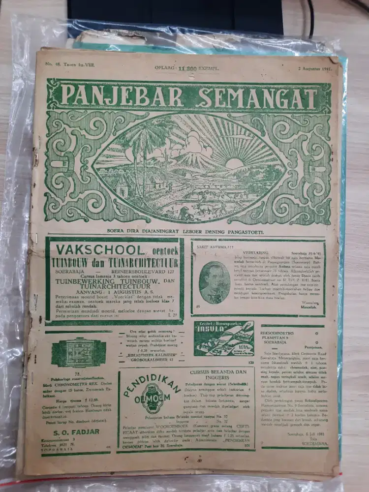 Tabloid buku koran antik kuno