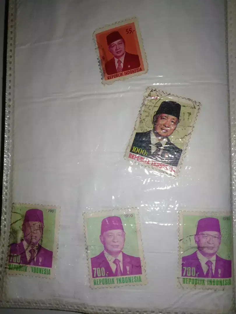 jual prangko presiden soeharto 55 + 700 + 1000. ada 5