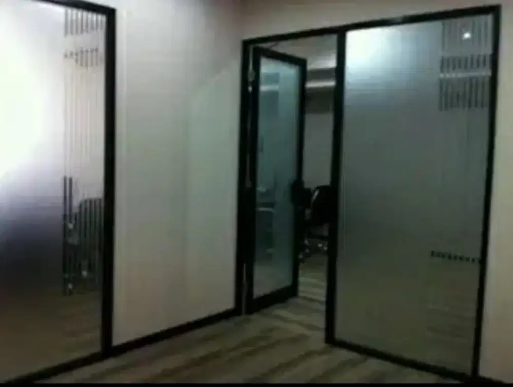 Stiker Sanblas dan kaca film redup tapi tidak membuat ruangan sumpek