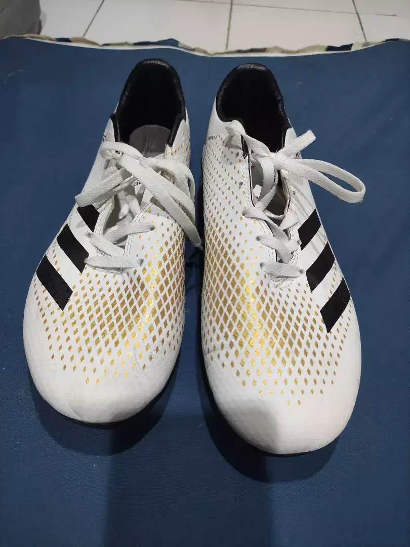 Sepatu olah raga putih adidas