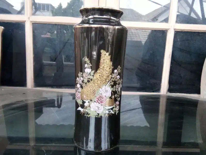 Vas keramik hitam bercorak burung merak