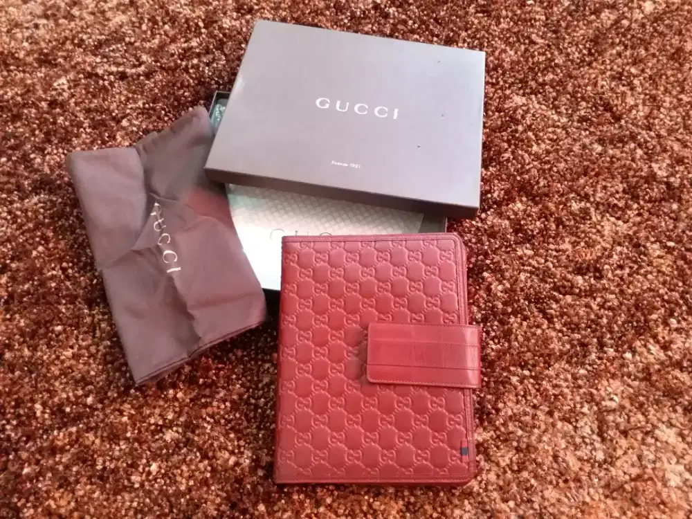 Cover Merk Gucci (ori) utk Ipad 2 (model cover dan warna sesuai foto)