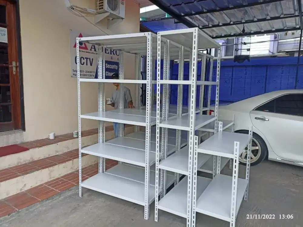 Rak besi siku lubang