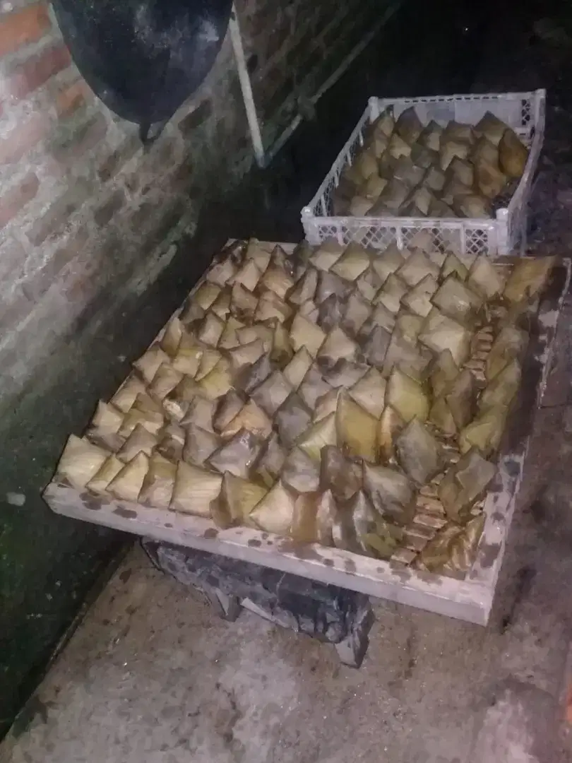 Terima pesenan lontong punel daun pisang setiap hari