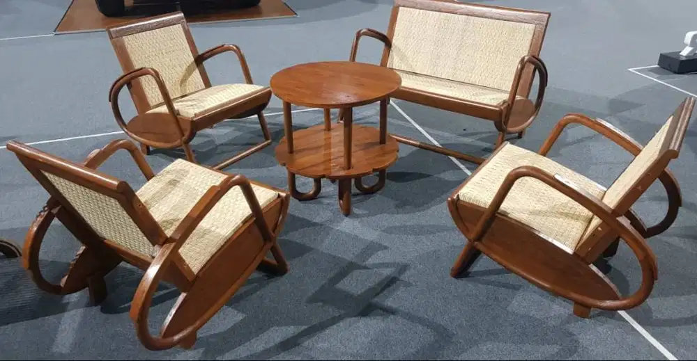 Kursi sedan dudukan dan senderan rotan