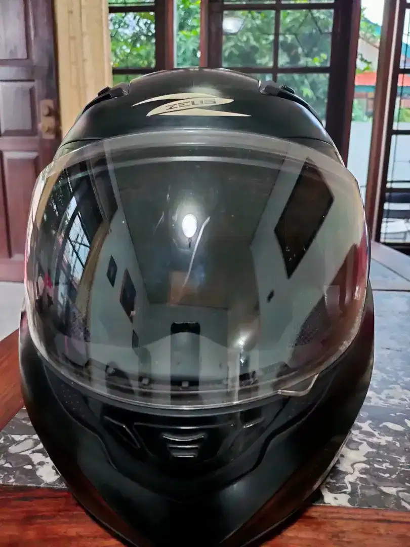 Helm Zeus flip hitam