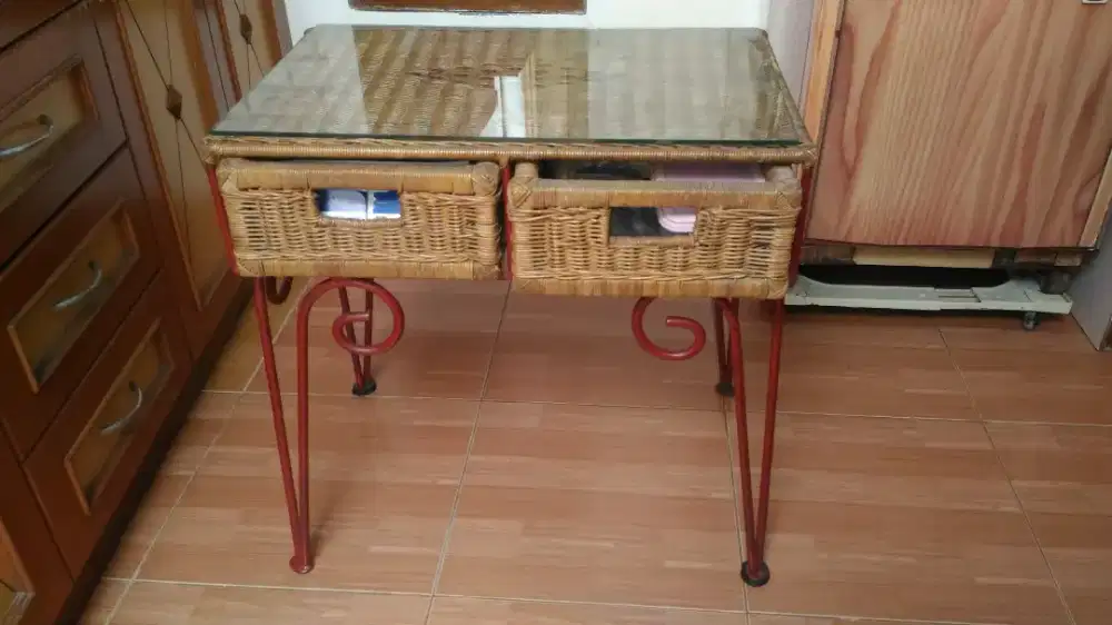 Meja Rias Besi dan Rotan Asli bukan sintetis dgn 2 Laci dan Kaca Tebel