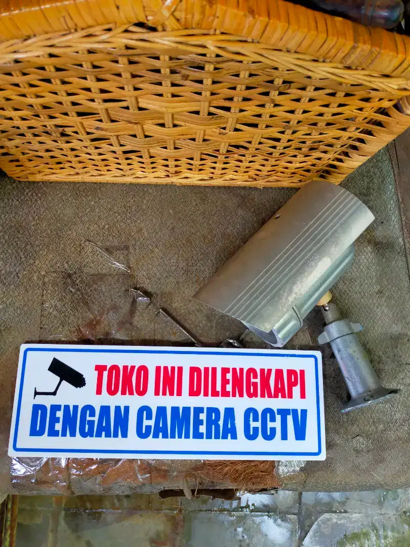 Camera CCTV Bekas Dan Rambu Peringatan