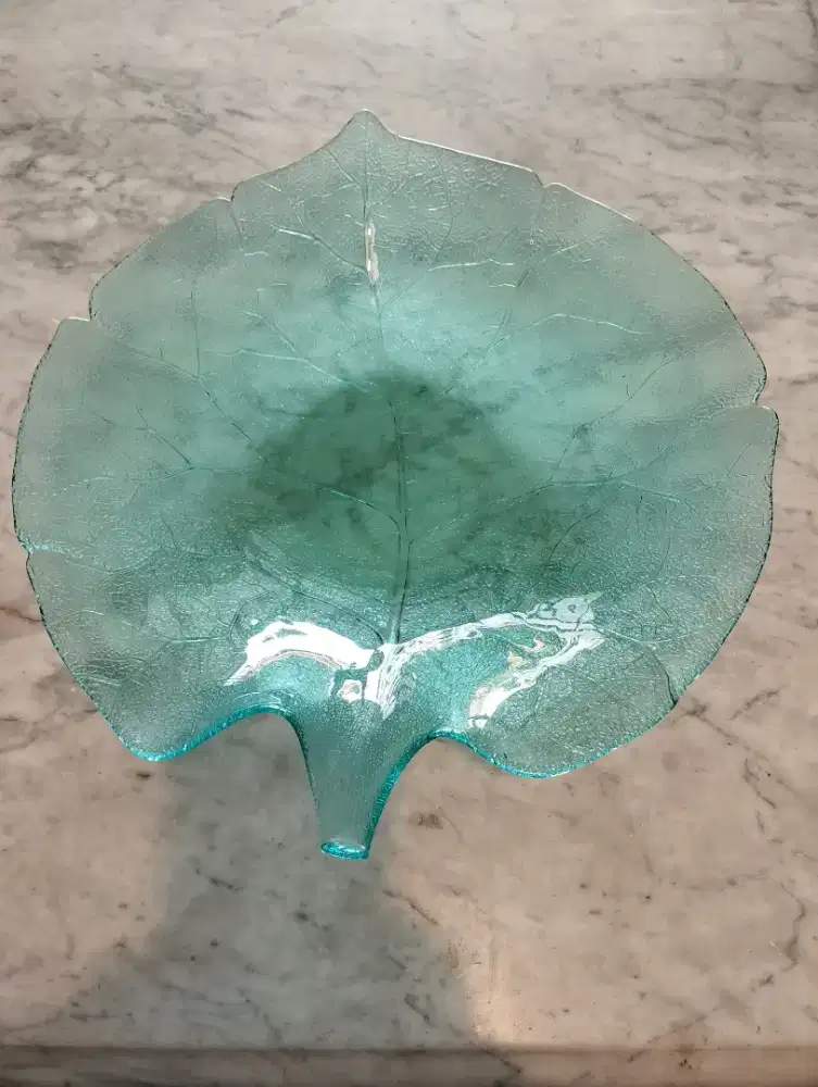 Piring saji kristal bentuk daun hijau