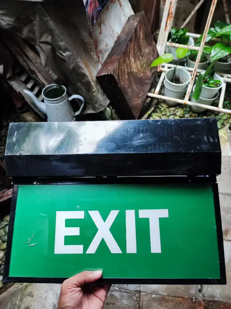 Neon Sign Petunjuk EXIT Bekas Bioskop
