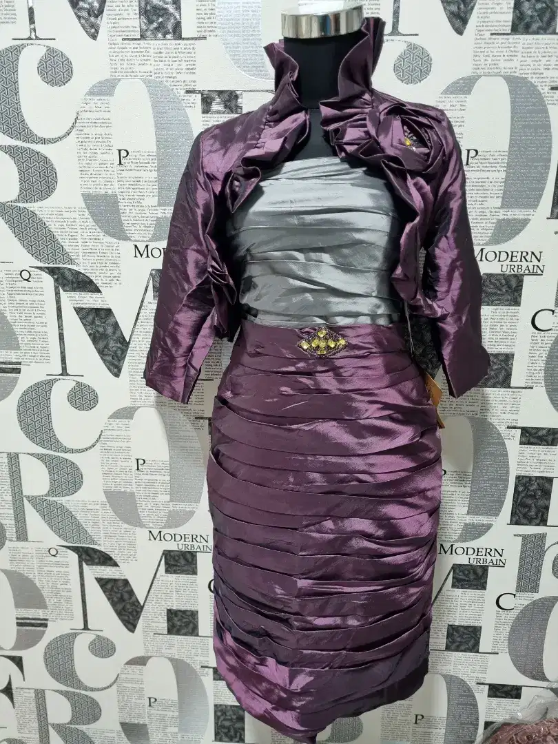 Baju pesta dengan blazer.