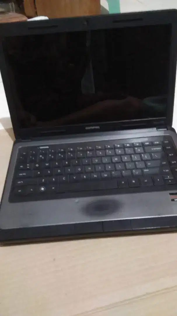 Laptop merek compaq warna hitam