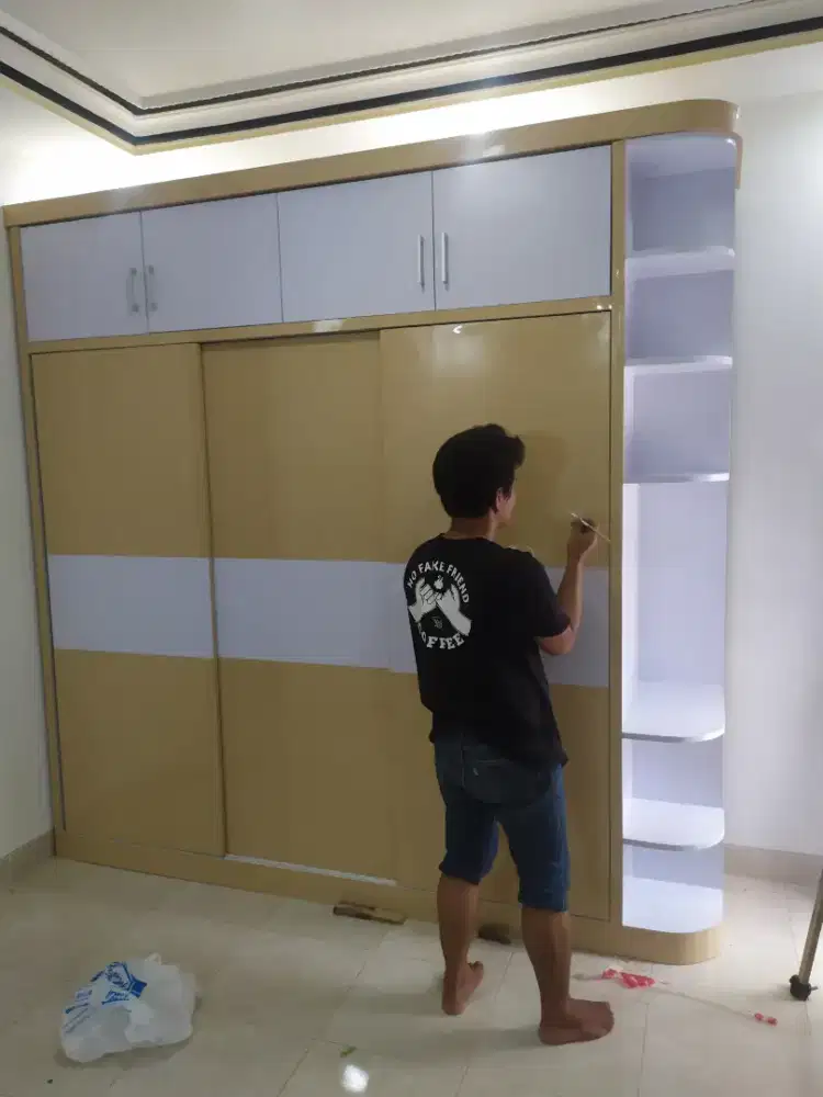 Lemari minimalis costum