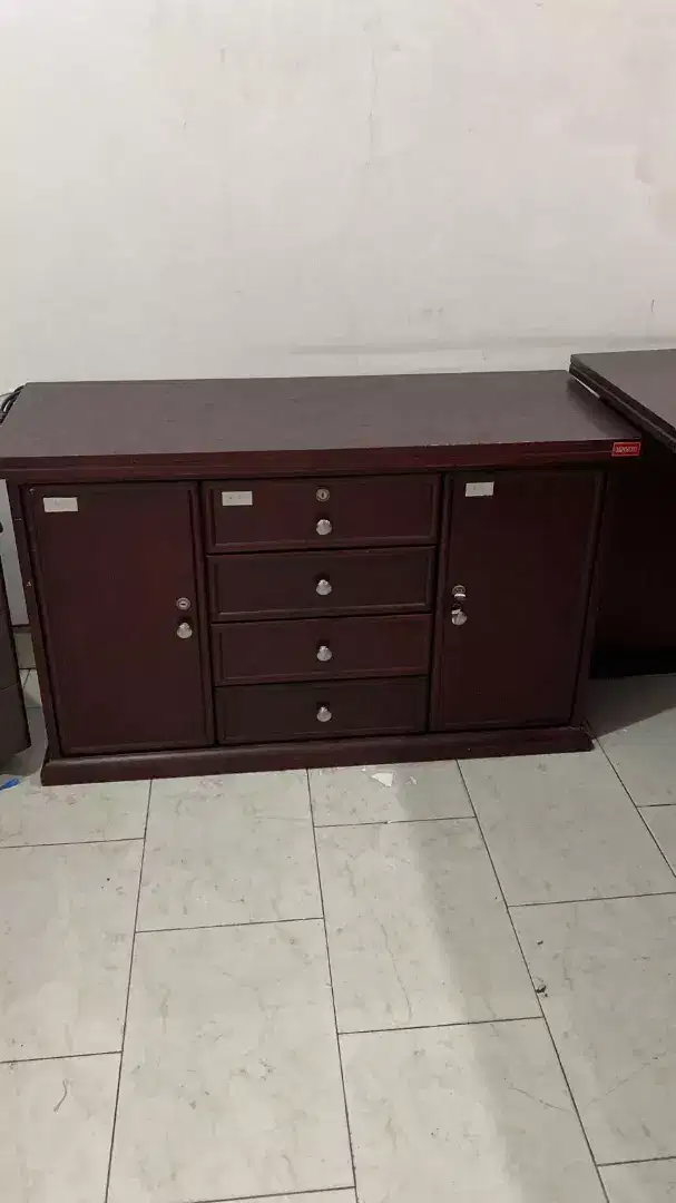 Meja samping berlaci merk minotti