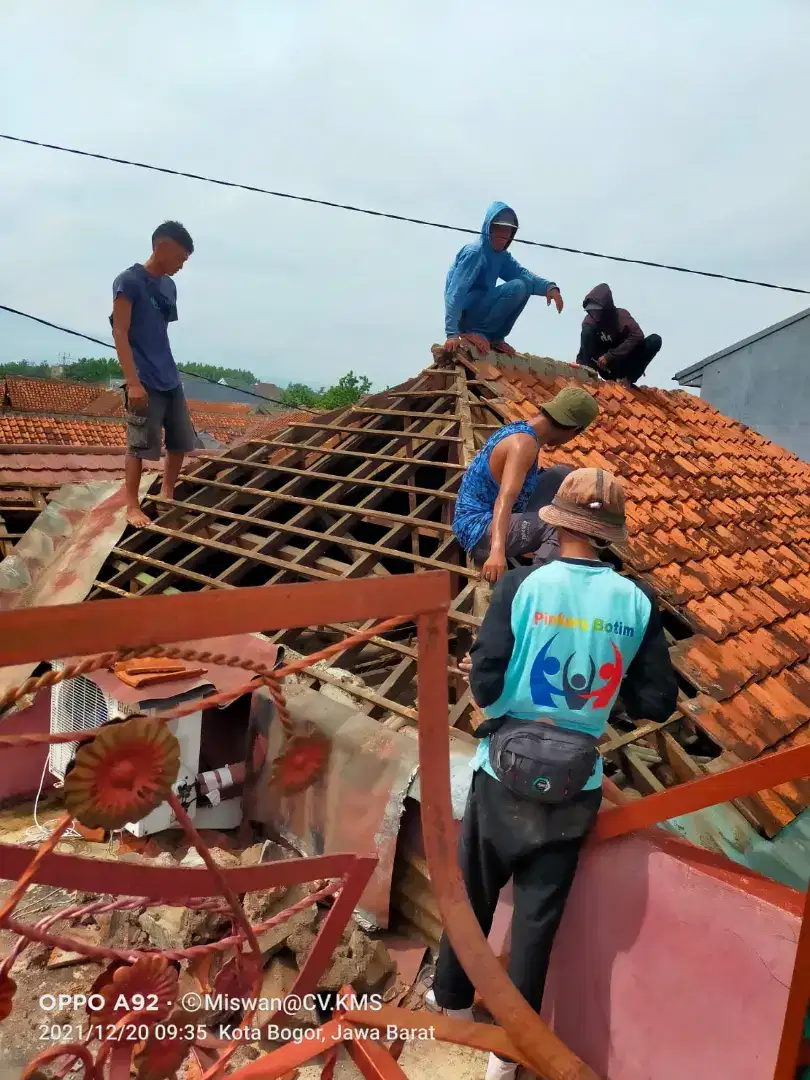 Bongkar pasang atap baja ringan