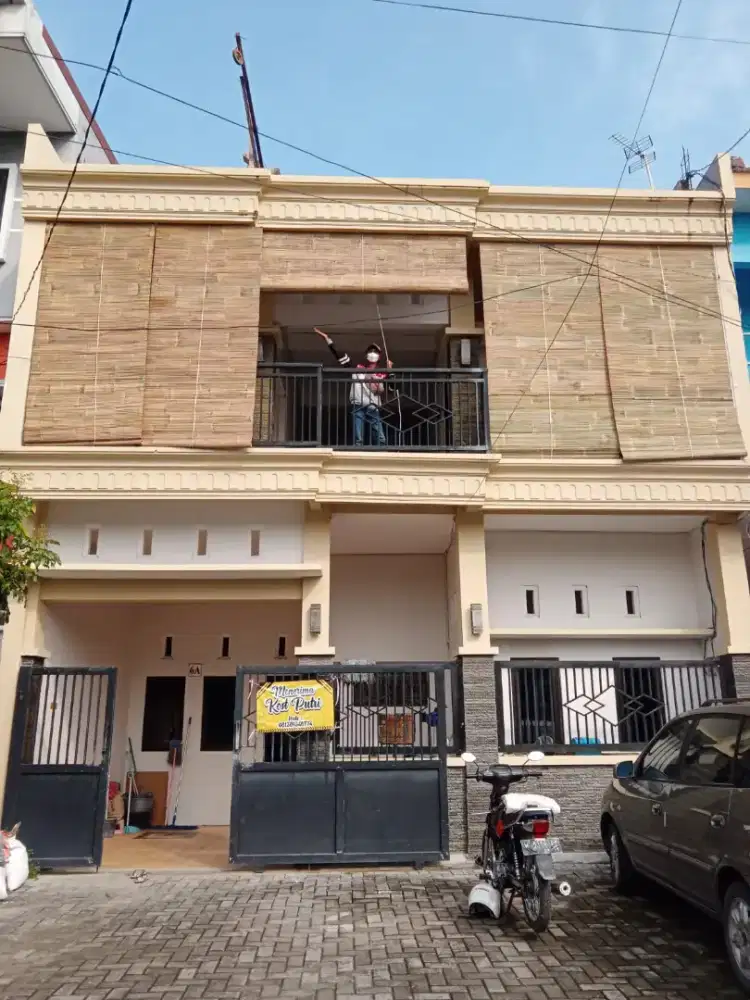 Tirai bambu penahan hujan