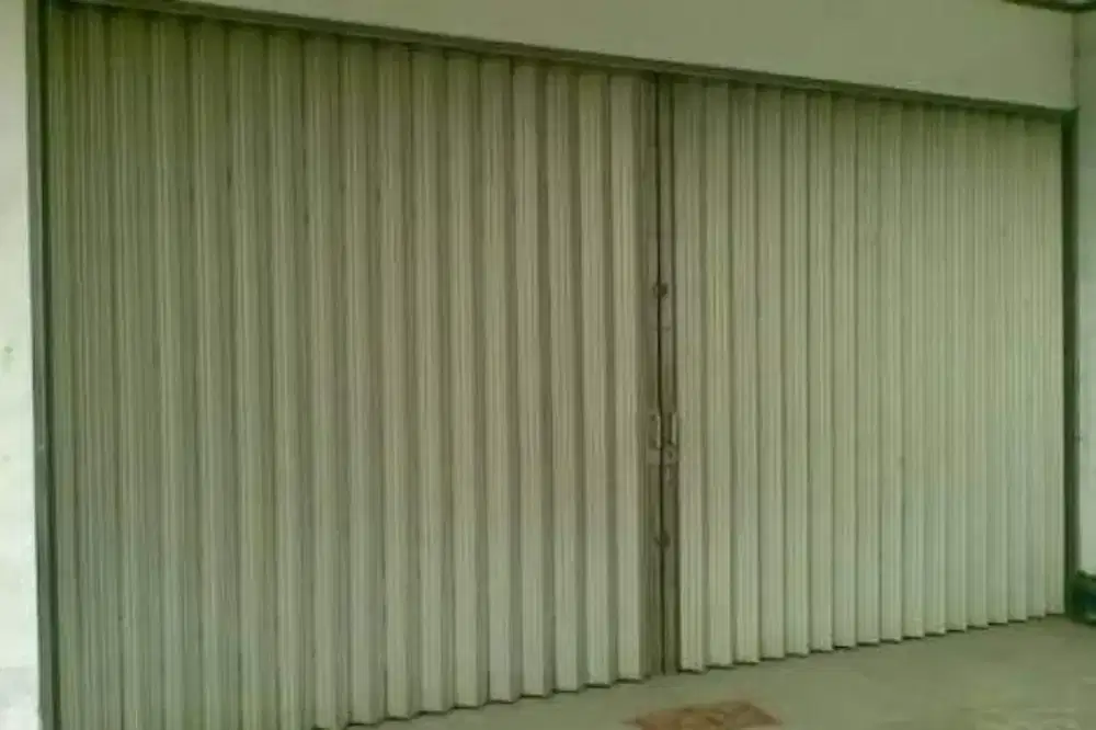 Folding gate roling door