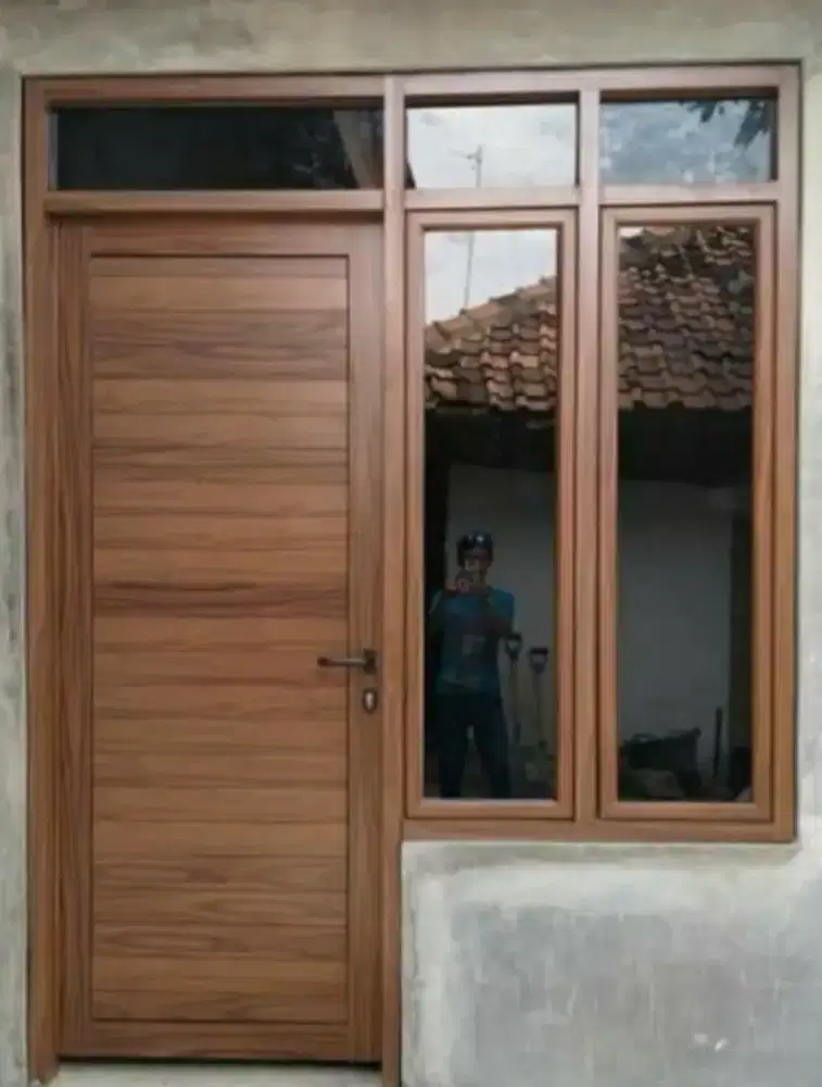Pintu aluminium urat kayu