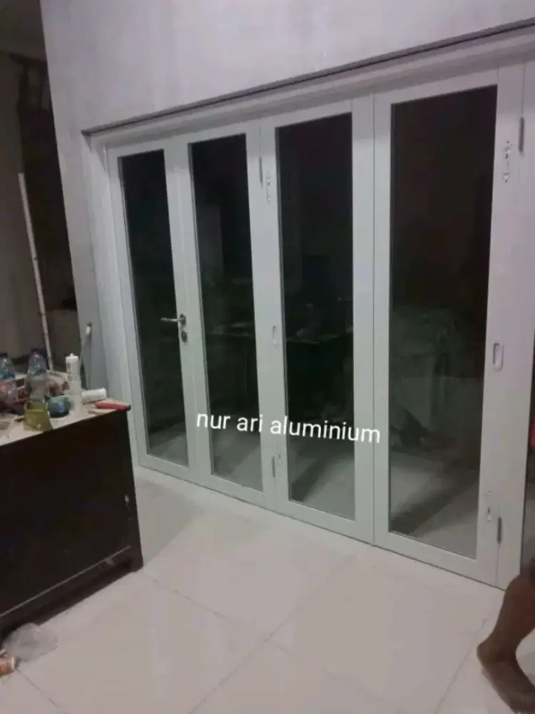 pintu lipat aluminium kaca