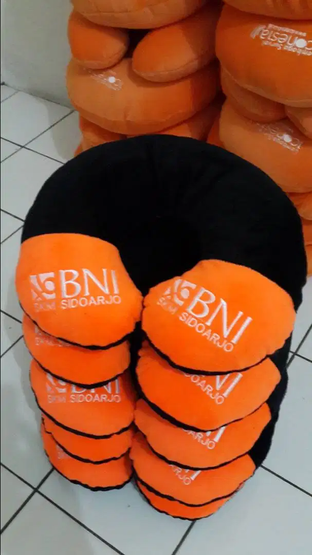Bantal leher , souvenir bantal mobil, hadiah bantal leher bordir murah