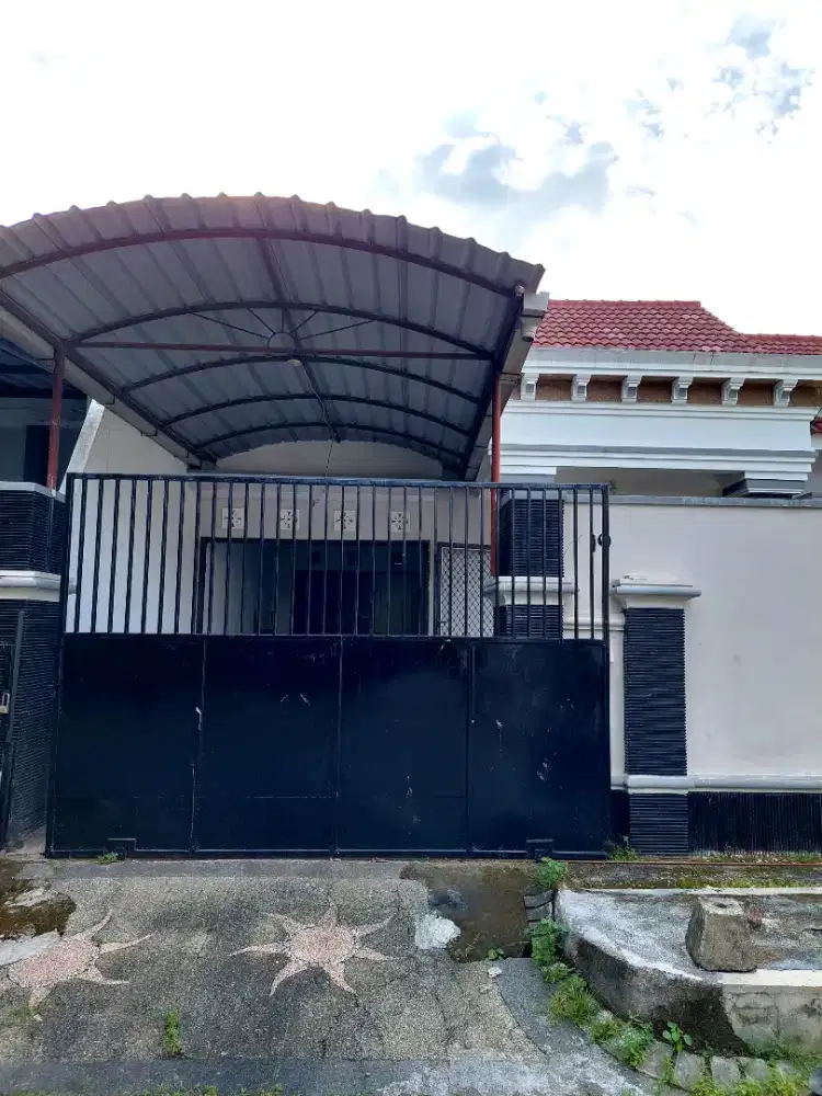 Di kontrakan rumah,