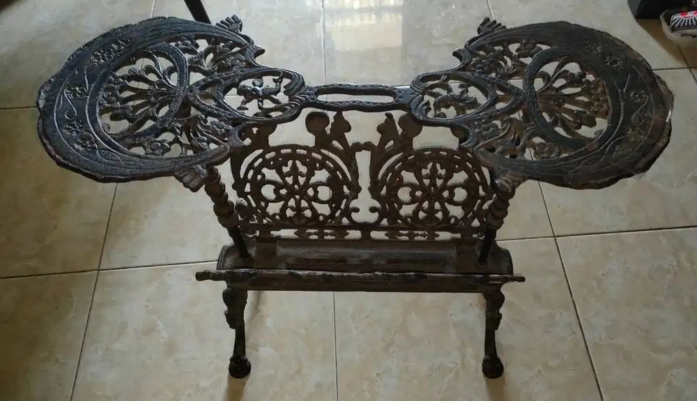 Rak koran bahan besi tempa ukir