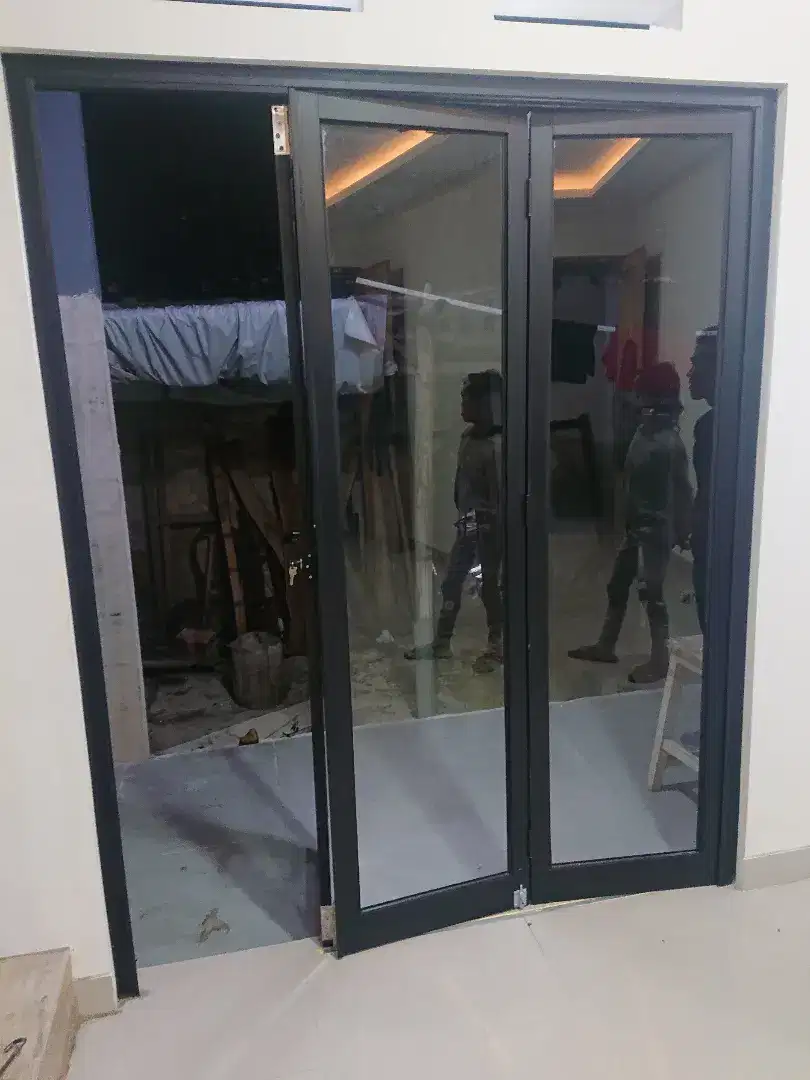 Pintu Lipat Kaca Alumunium Jendela Casemen Partisi Kaca Tempered Jogja