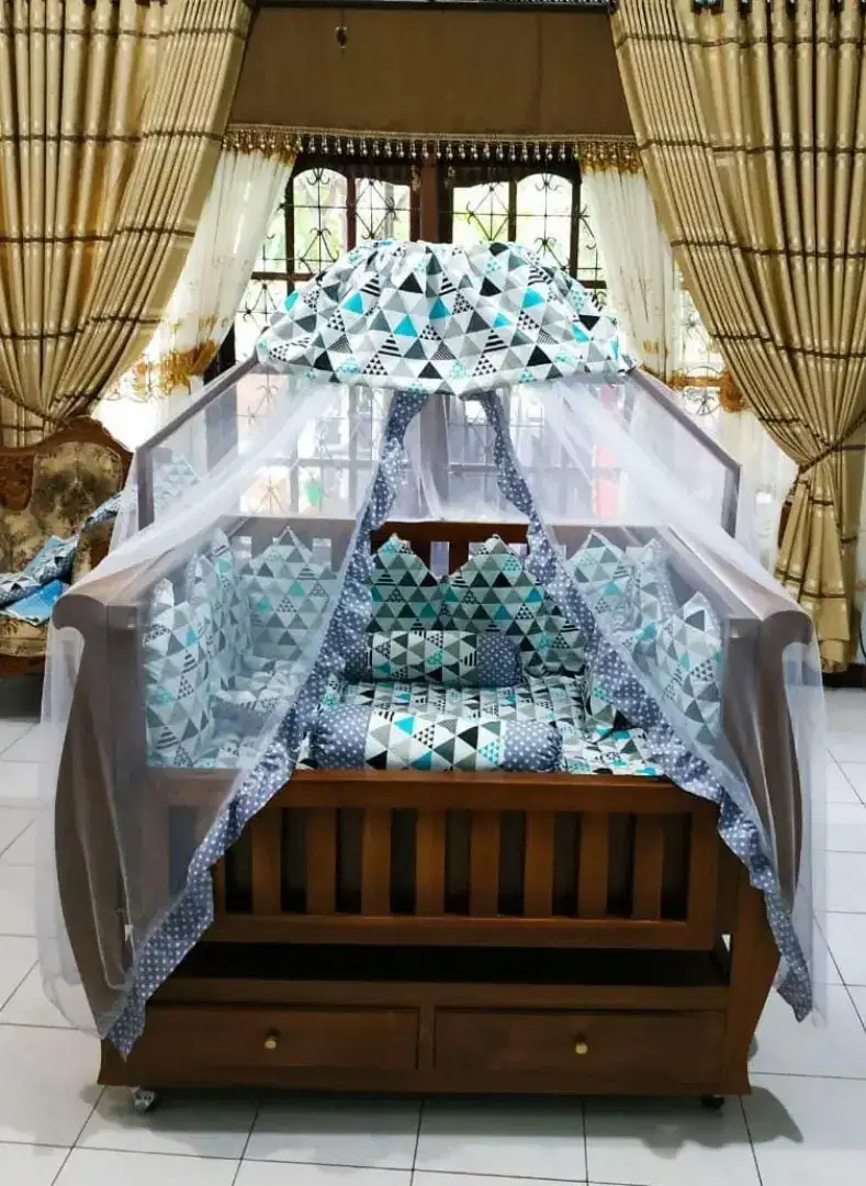 Tempat Tidur Bayi Jati