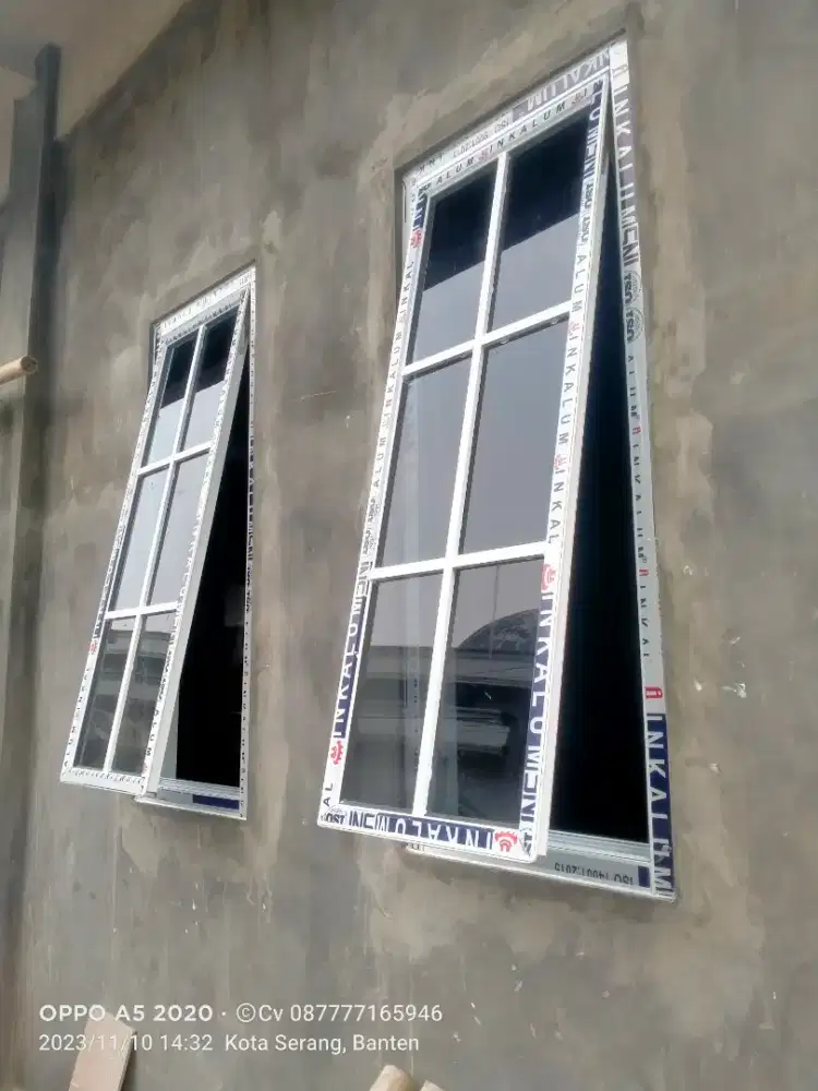 Jendela aluminium kaca kombinasi lis ornamen