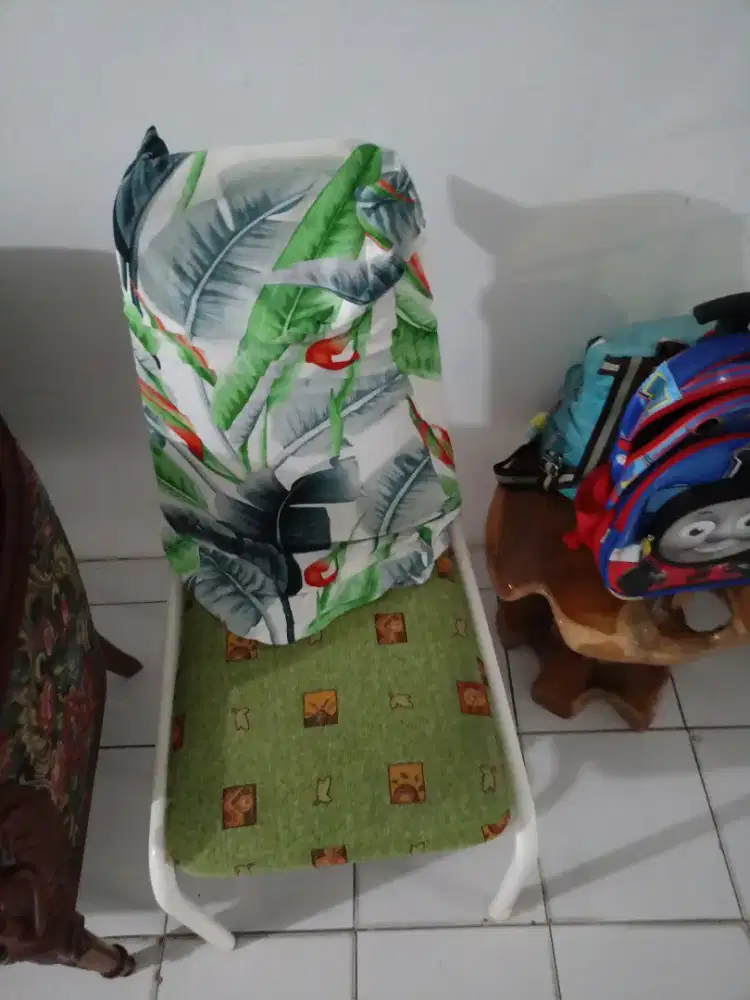 Sarung untuk kursi besi ada 4/5 sarung warna cokelat