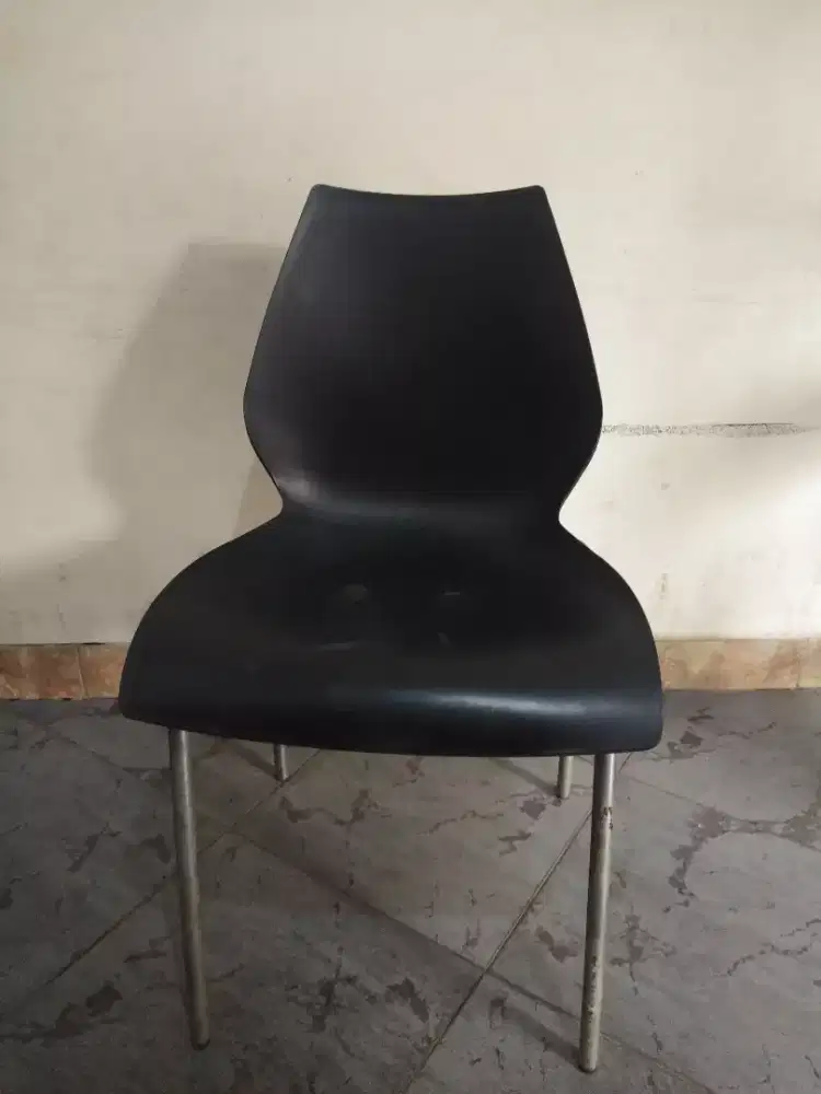 Kursi restaurant warna hitam