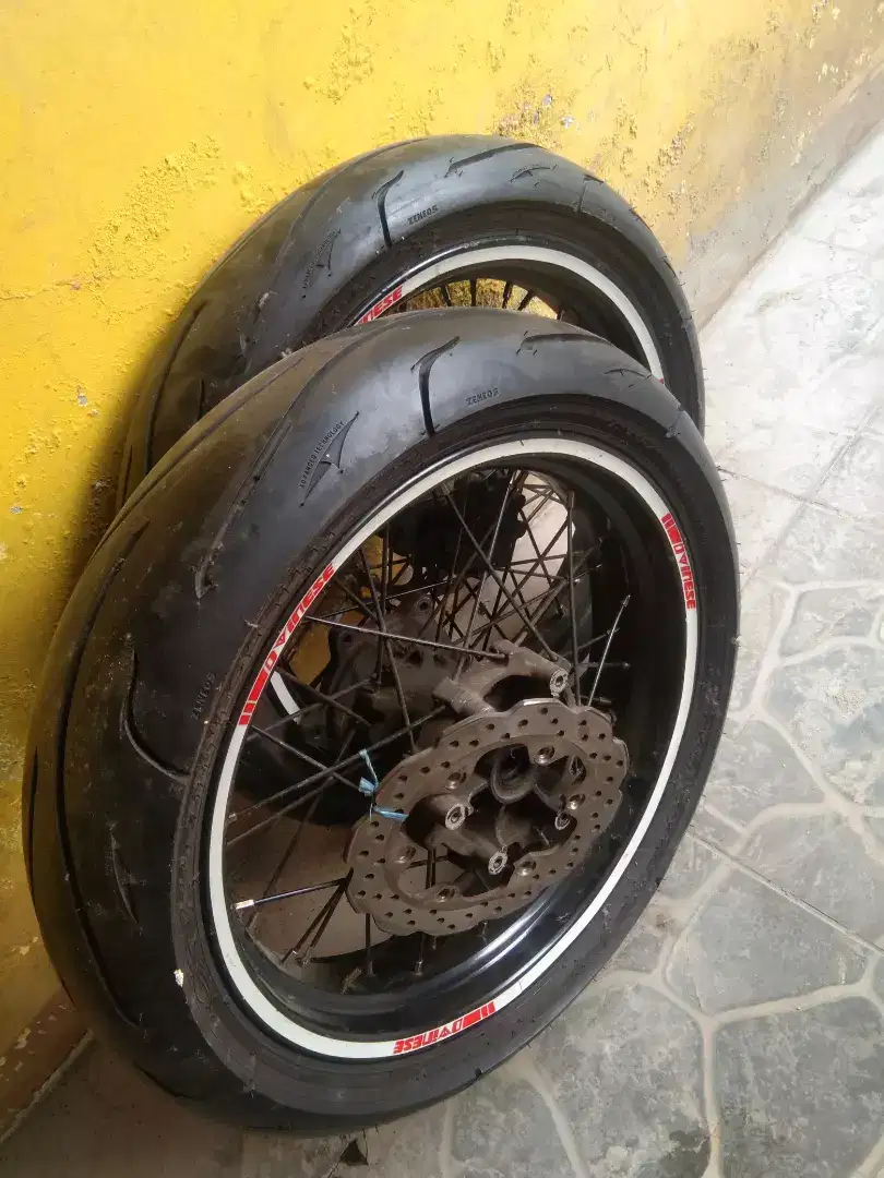 Satu set ban dan velg SUPERMOTO WR15 SUPER GAMBOT