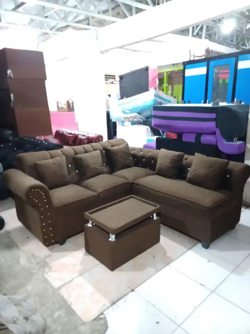 Sofa Full Bantalan Sudut L Kancing Minimalis dengan Meja