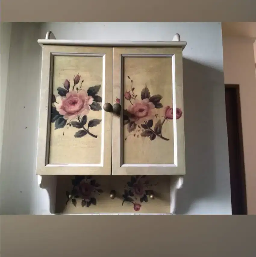Kabinet hand painted kayu ex pemakaian pribadi