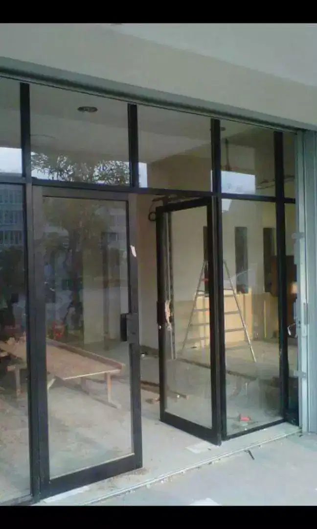 Partisi kaca dan folding gate
