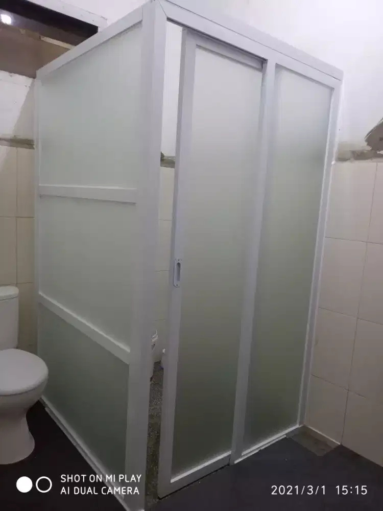 Skat kaca kamar mandi