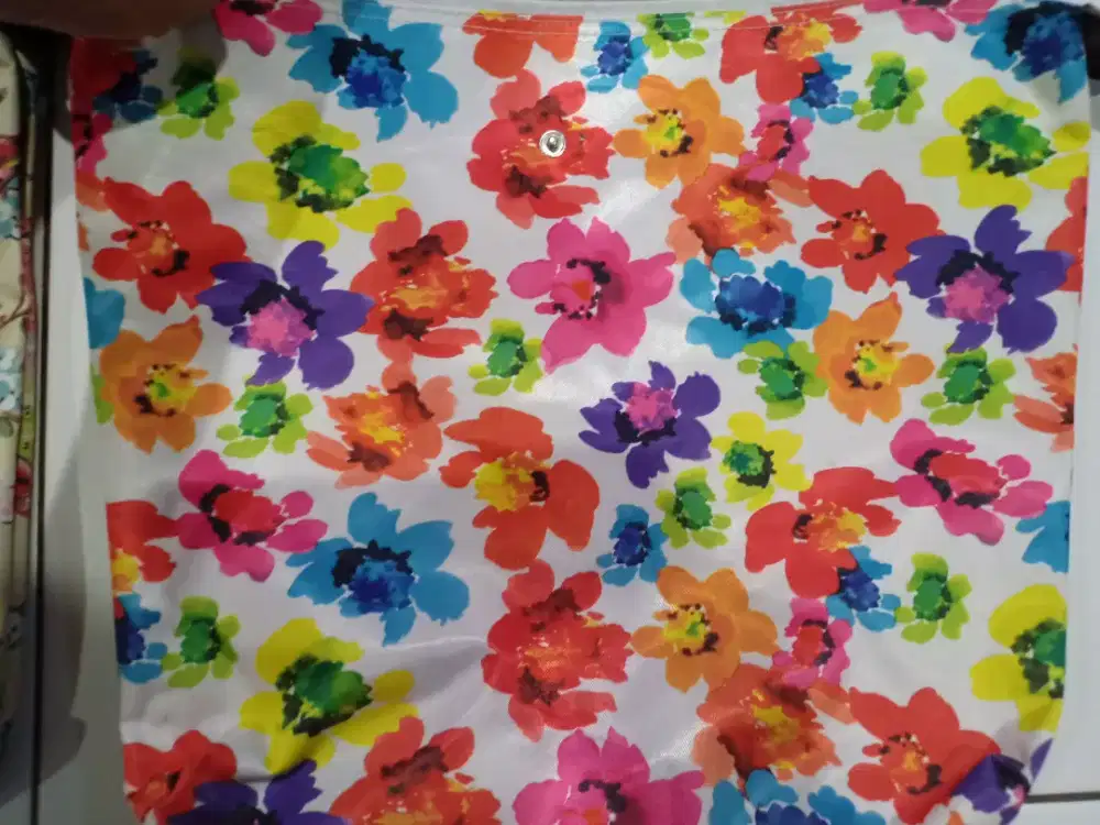 Tas selempang floral tahan air