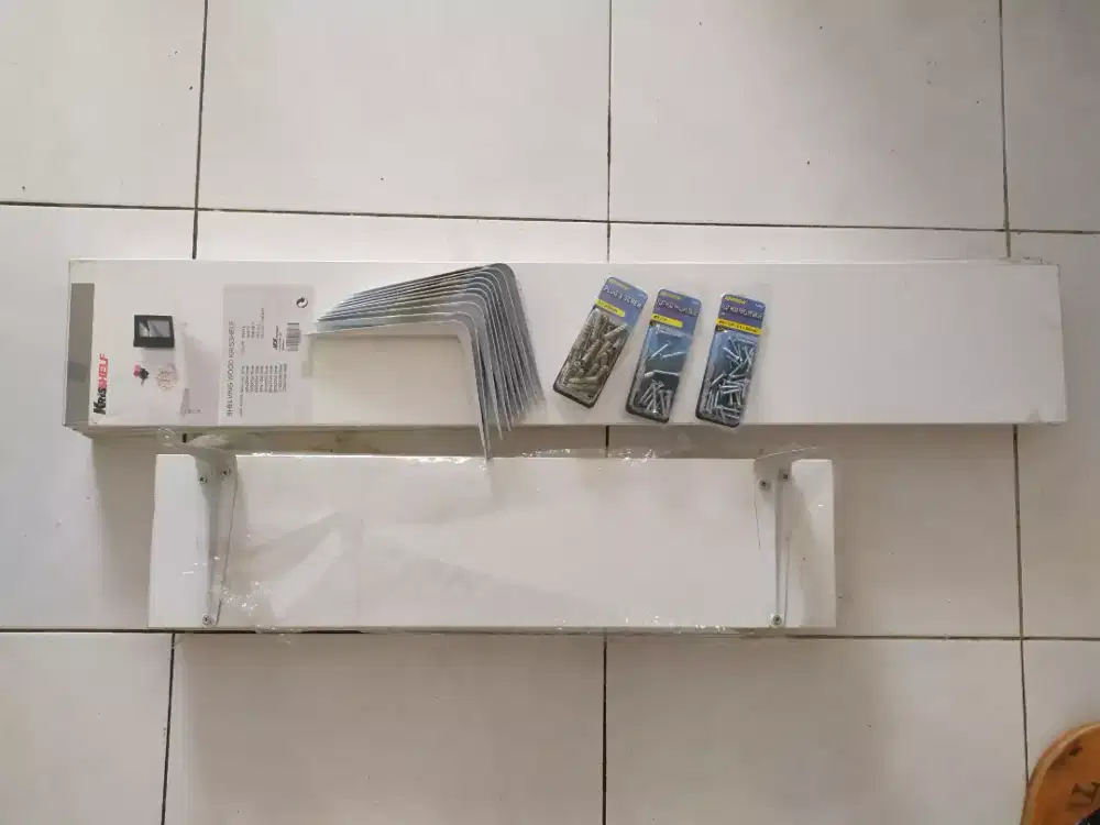 rak kayu kuat kokoh ada 2 kecil 3 besar. Murah