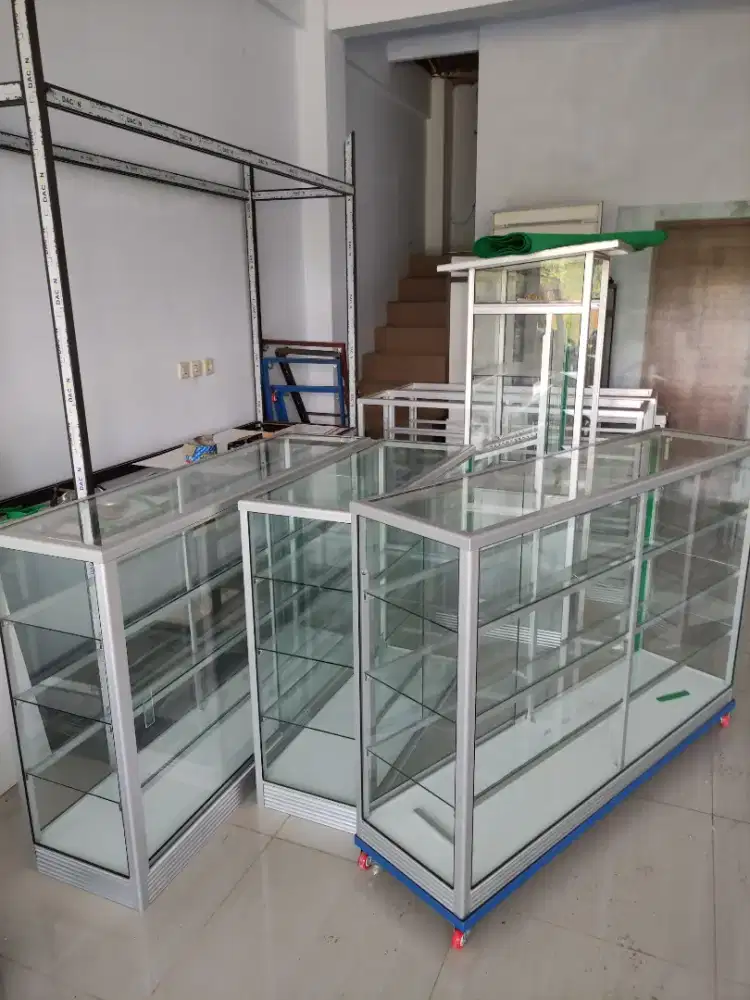 Jual etalase ukuran 1,5 meter roda siku besi garansi barang baru