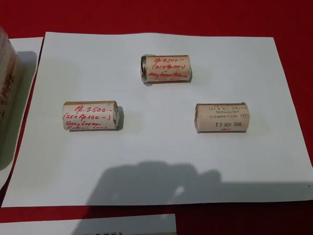 Dijual uang koin seratus rupiah