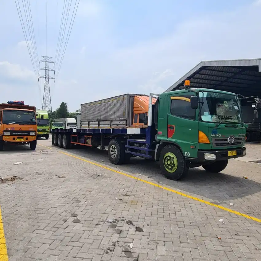 Sewa truk trailer harian atau bulanan