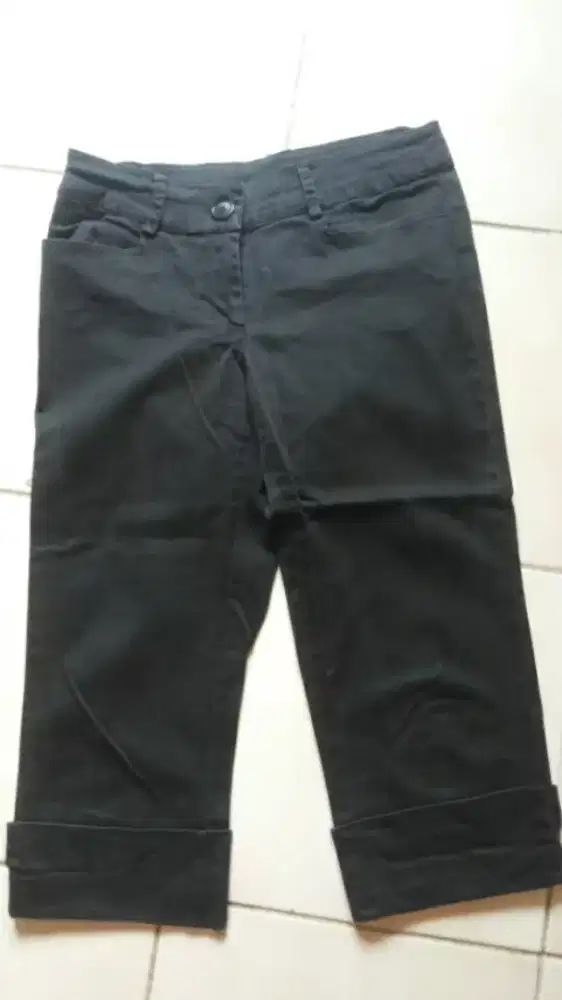 Celana bahan selutut